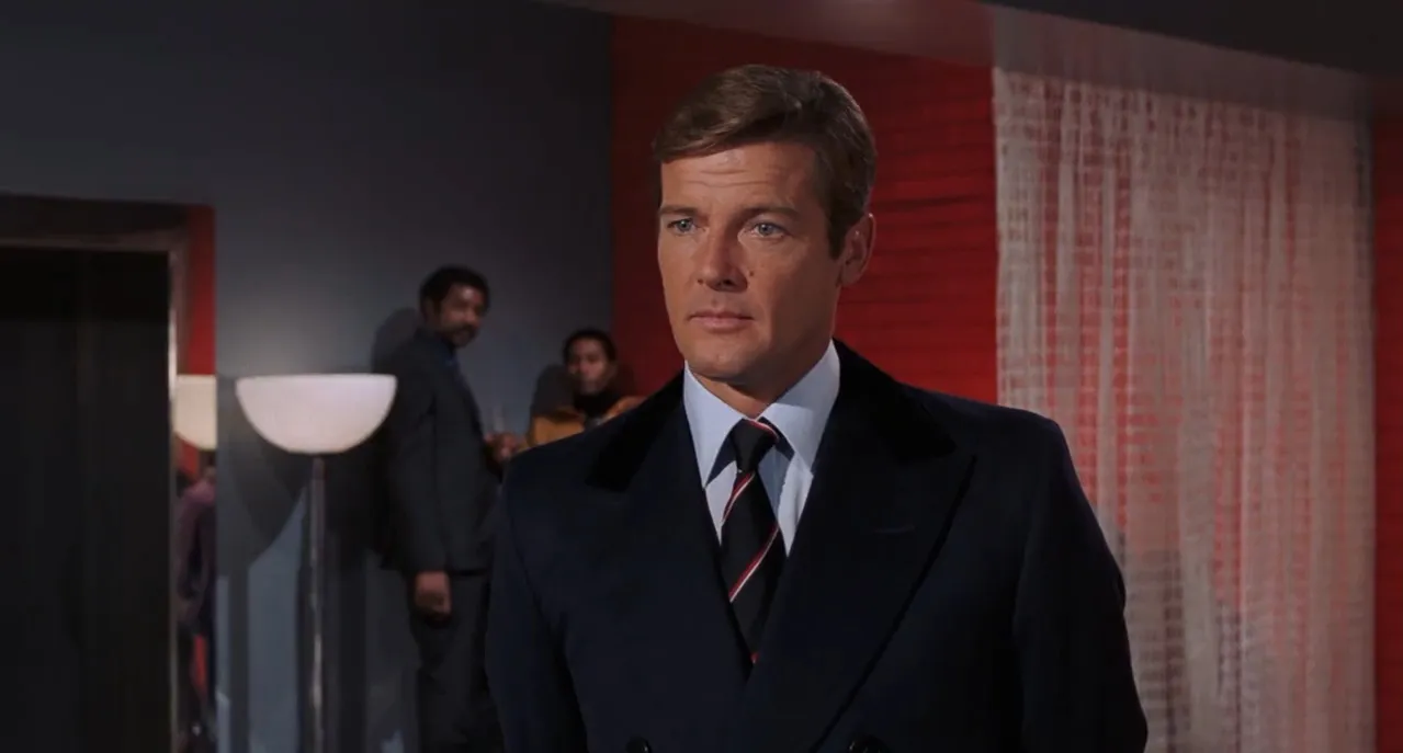Roger Moore dalam LIVE AND LET DIE © Sony
