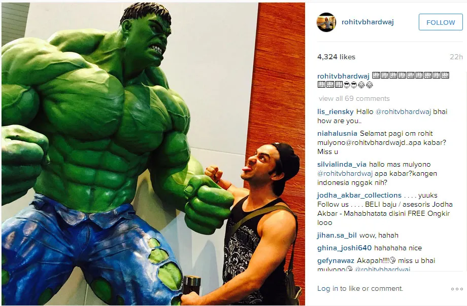 Ini dia pose usil ala Rohit Bhardwaj di depan patung Hulk © Instagram.com/rohitvbhardwaj