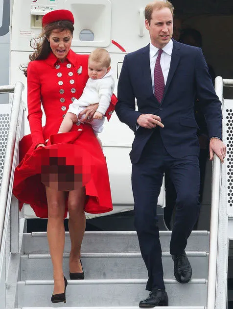 Kejadian sebelumnya saat rok Kate jadi korban kejahilan angin @ dailymail.co.uk