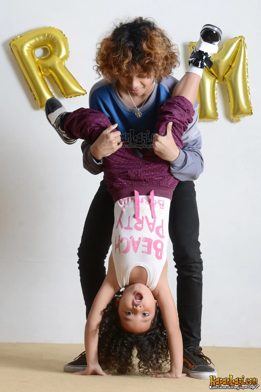 Bastian Steel dan sepupunya Romaria  yang lucu menggemaskan. ©KapanLagi.com®/Bambang E Ros