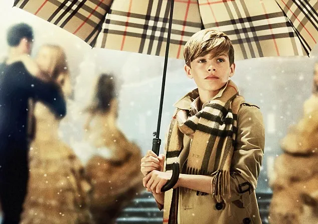 Gaya keren Romeo saat pemotretan @ Burberry