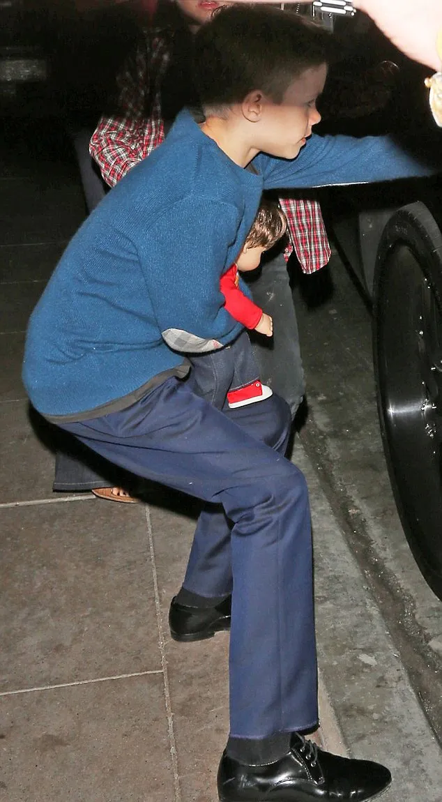 Romeo James Beckham dan bonekanya @ dailymail.co.uk