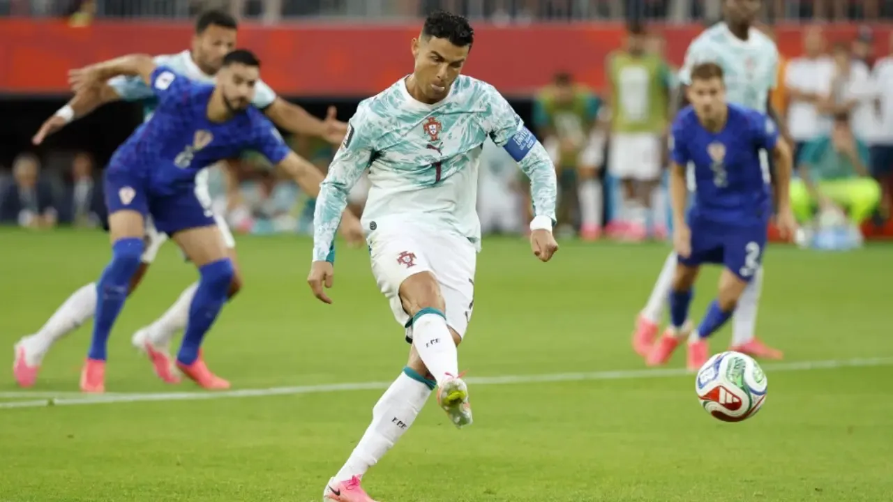 Penyerang Timnas Portugal, Cristiano Ronaldo mencetak gol pertama timnya dari titik penalti saat pertandingan babak 32 besar Piala Dunia 2026 antara Portugal dan Kroasia di Stadion Toronto, Toronto, pada 3 Juli 2026. (Kamil Krzaczynski/AFP)