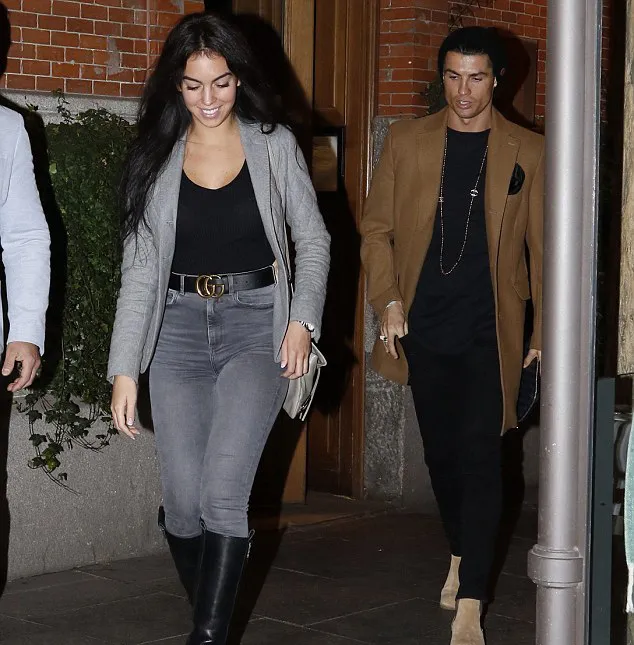 Ronaldo dan Georgina tertangkap dinner romantis © dailymail.co.uk