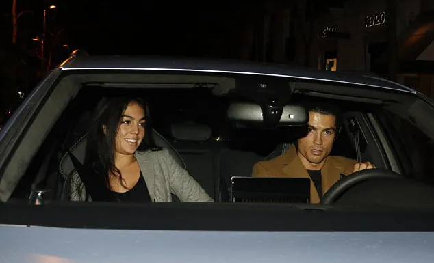 Ronaldo dan Georgina pulang bersama © dailymail.co.uk