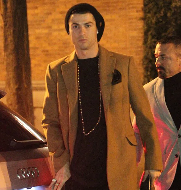 Ronaldo terlihat ganteng dan gagah © dailymail.co.uk