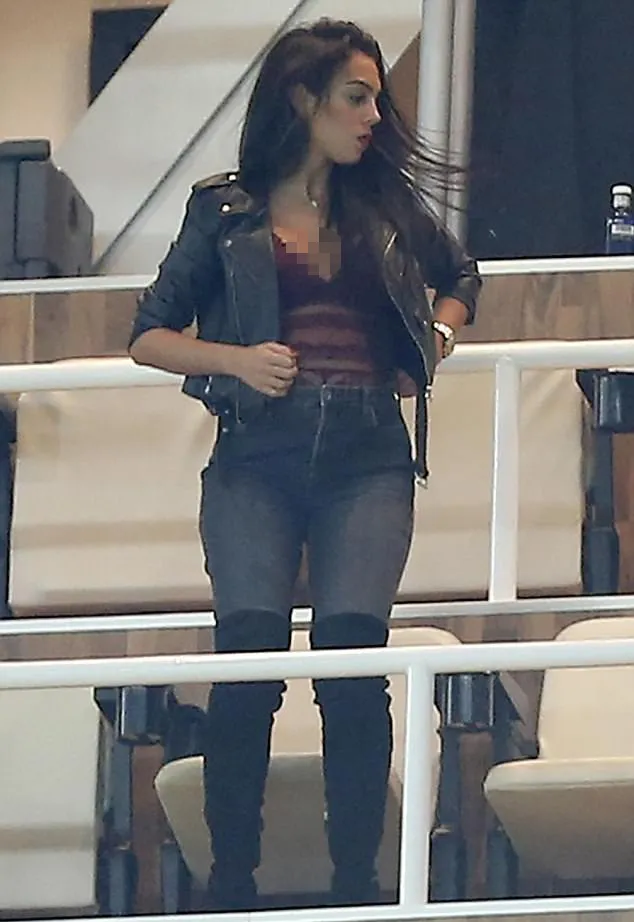 Georgina dandan cantik pakai baju transparan © dailymail.co.uk