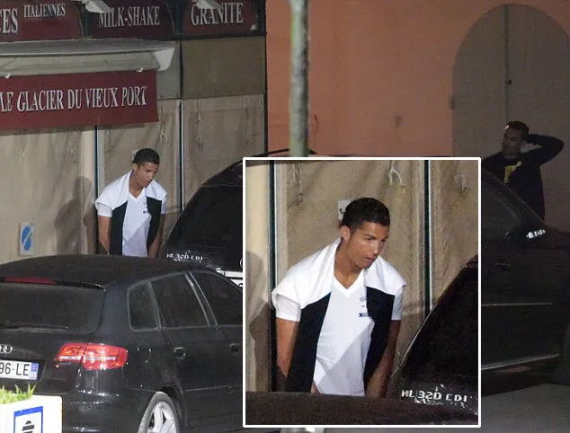 Ronaldo ketahuan kencing sembarangan @ dailymail.co.uk