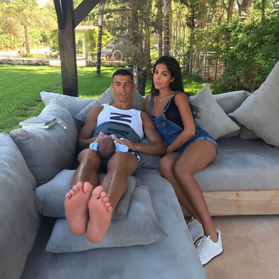 Georgina juga ikut asuh anak Ronaldo © instagram.com/cristiano