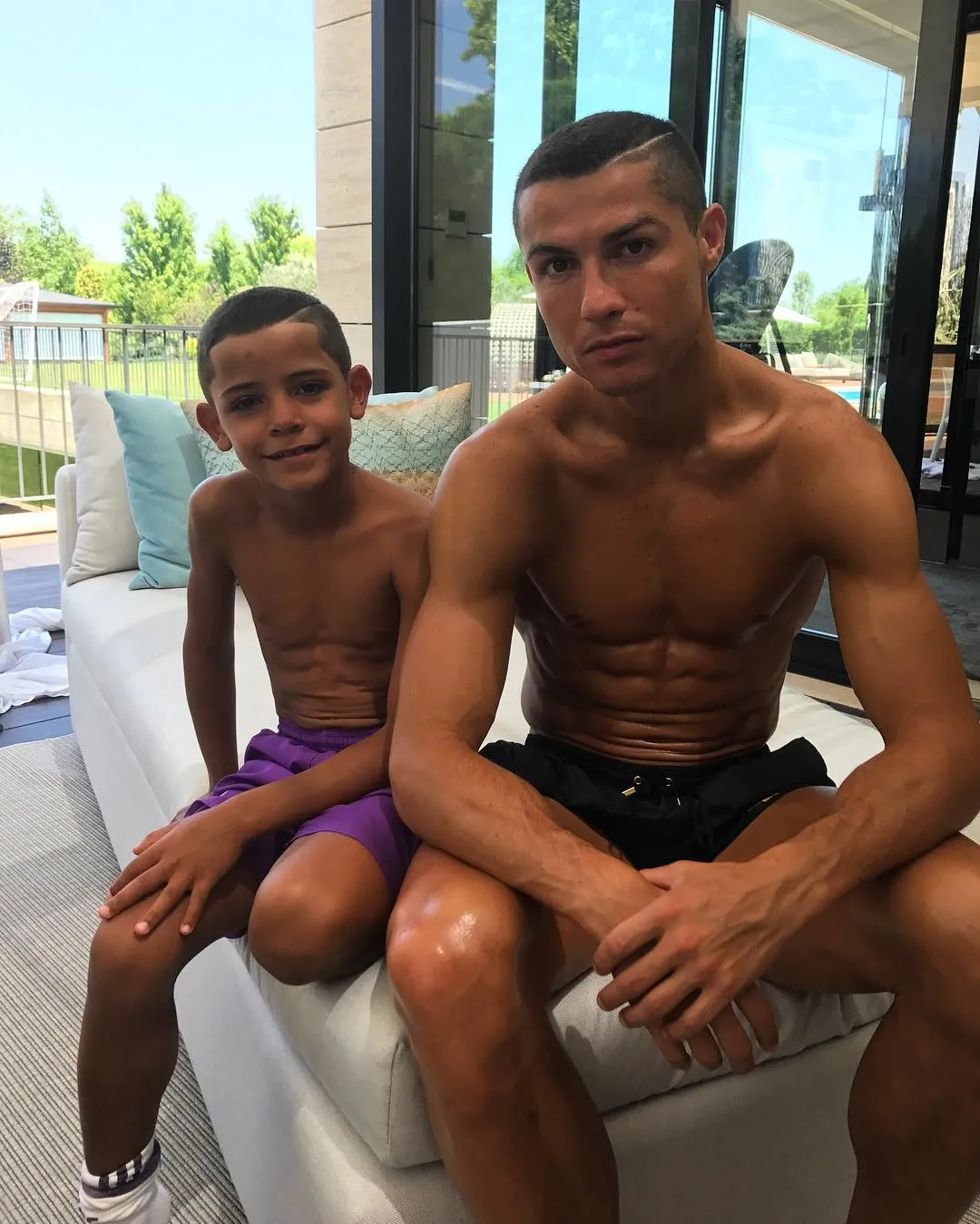 Bagai pinang dibelah dua bukan? © instagram.com/cristiano
