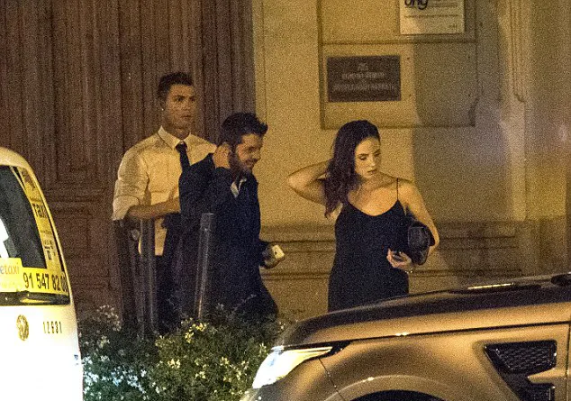Ronaldo dan Claudia tertangkap kencan © dailymail.co.uk