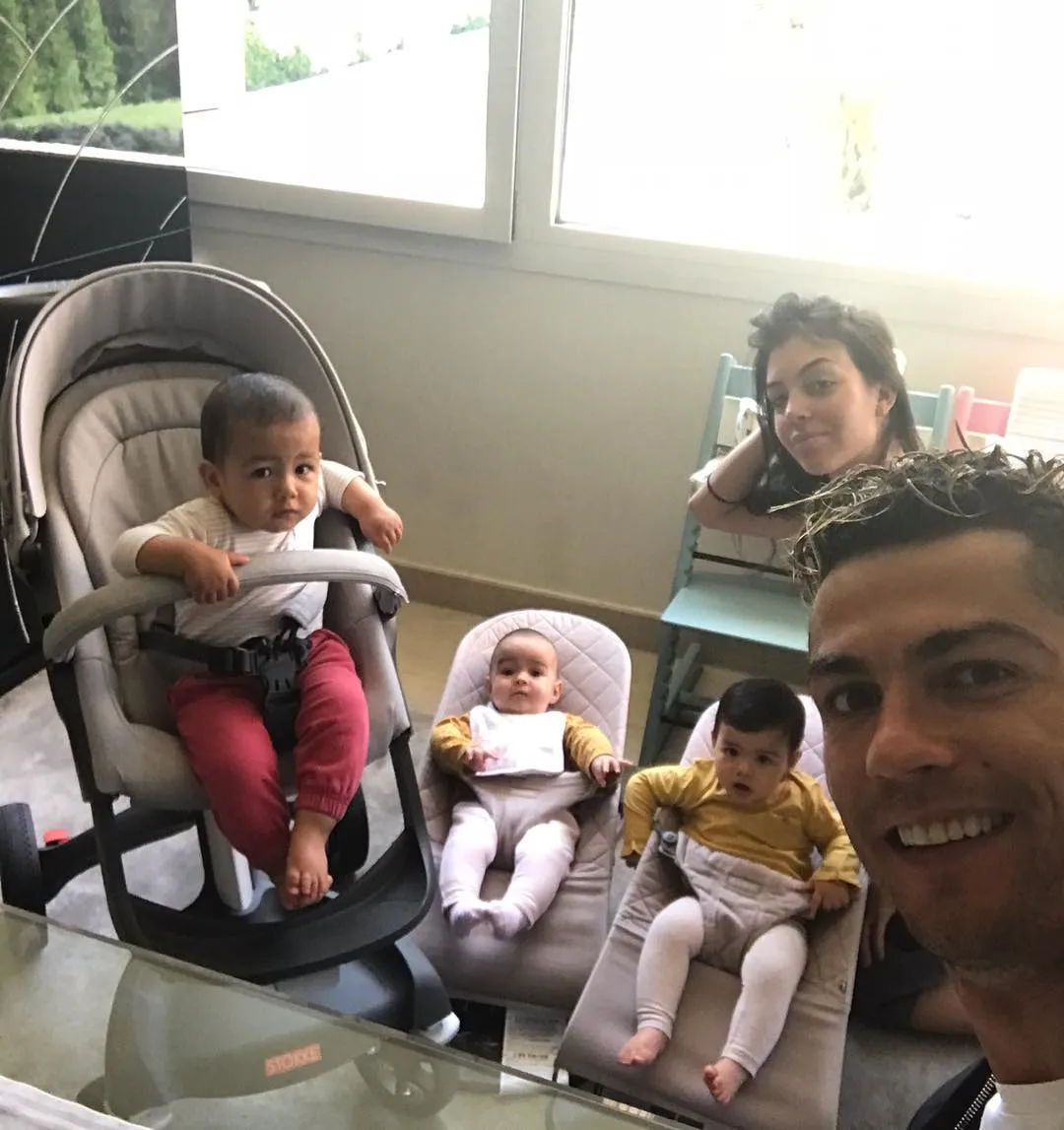 Ronaldo pose bareng pacar dan anak-anaknya © instagram.com/cristiano