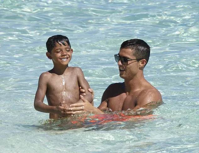 Ronaldo dan putranya liburan seru ke pantai ©splashnews.com
