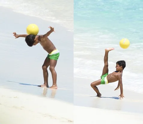 Putra Ronaldo pandai bermain bola @ istimewa