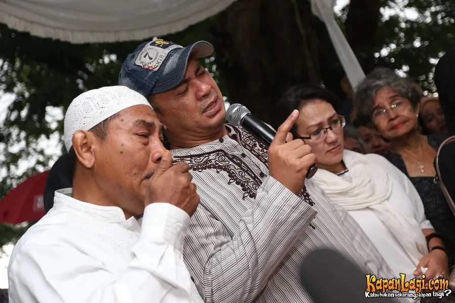 Ronny Sianturi menangis di pemakakan Yanni Libels. ©KapanLagi.com®/Busan