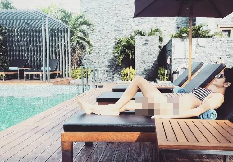 Roop Dugarpal memamerkan tubuhnya yang pakai bikini ©pinkvilla
