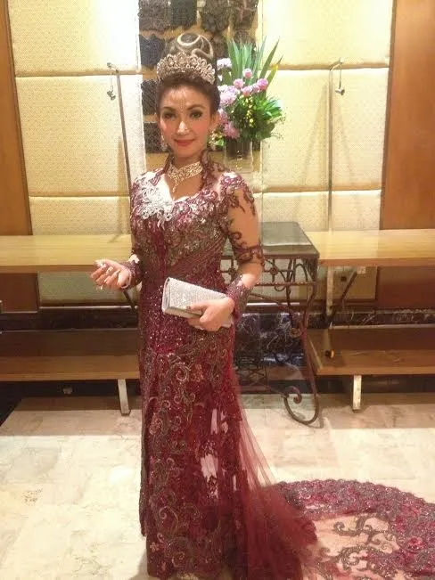Roro dengan kebaya dan asesoris puluhan juta © KapanLagi.com®/Fikri Alfi Rosyadi