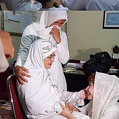 Momen manis saat Roro sungkem kepada sang bunda. Credit: via instagram.com/roro.fitria1989