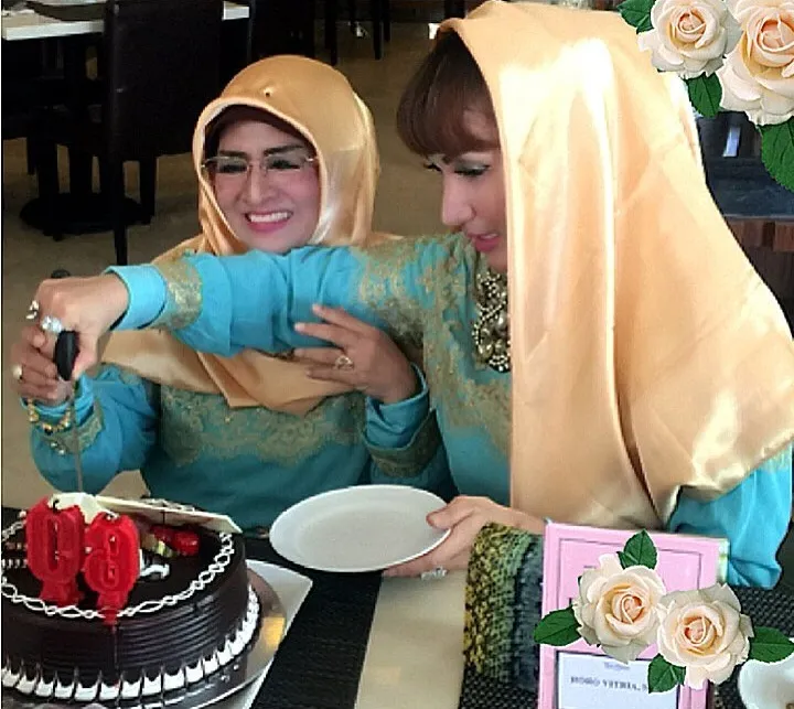 Senyum manis Roro saat rayakan ulang tahun ke-60 sang bunda. Credit: via instagram.com/roro.fitria1989