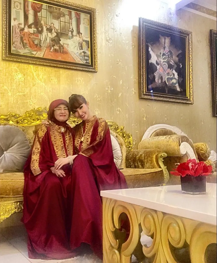 Momen kebersamaan Roro dan sang bunda yang jarang dibahas. Credit: via instagram.com/roro.fitria1989