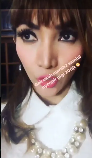 Roro Fitria tuliskan harga perawatan veneer giginya yang mencapai Rp 200 juta. © Instagram/roro.fitria1989