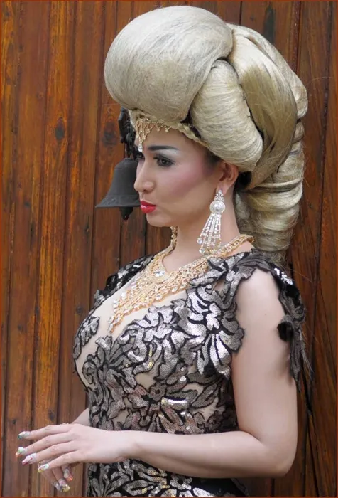 Roro Fitria memakai rambut yang beratnya mencapai 3 kg ketika syuting video klip. ©KapanLagi.com®/Bayu Herdianto