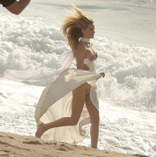 Rosie Huntington-Whiteley @ dailymail.co.uk