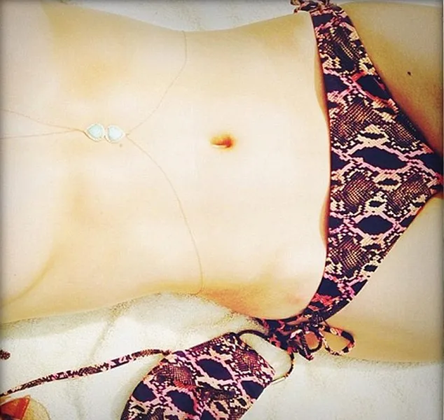 Pose topless Rosie @ dailymail.co.uk