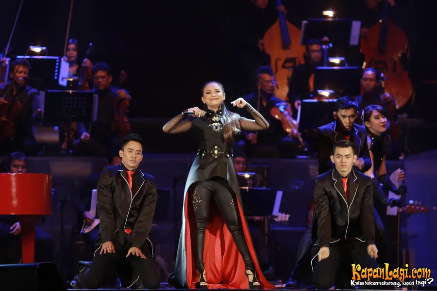 Baru kali ini Rossa lupa lirik lagu di tengah-tengah konser. ©KapanLagi.com®/Budy Santoso