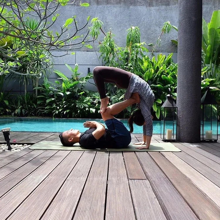 Rossa saat melakukan rutinitas yoga. ©Instagram/itsrossa910