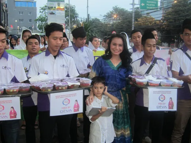 Rossa dan Diva Family Karaoke miliknya menggelar Buka Puasa Bersama Pengguna Jalan Raya