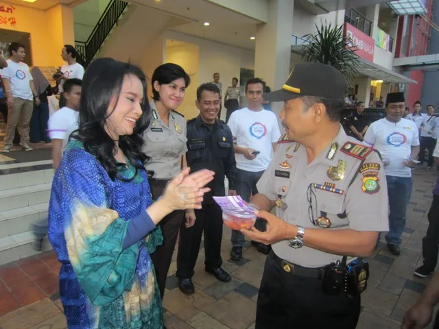 Rossa ikut berbagi hidangan buka puasa pada pengguna jalan