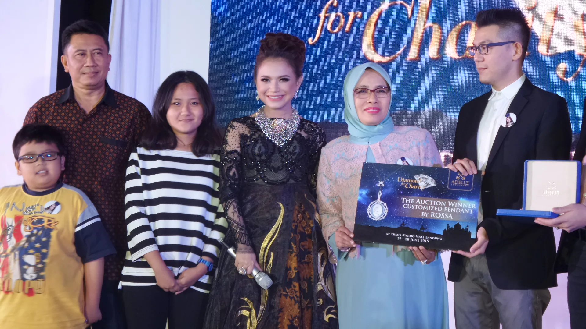 Rossa bahagia dan bangga masih ada orang berhati mulia yang mau menyumbang ratusan juta © KapanLagi.com®/Sahal Fadli