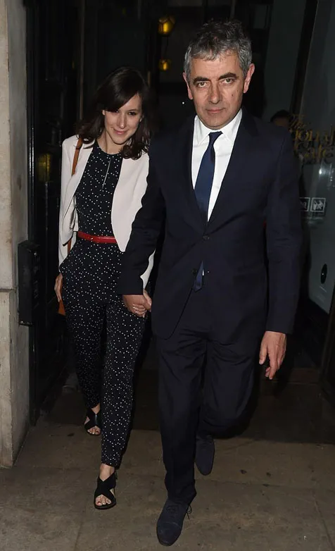 Rowan Atkinson bersam sang kekasih, Louise Ford yang terpaut jarak usia 28 tahun © dailymail.com