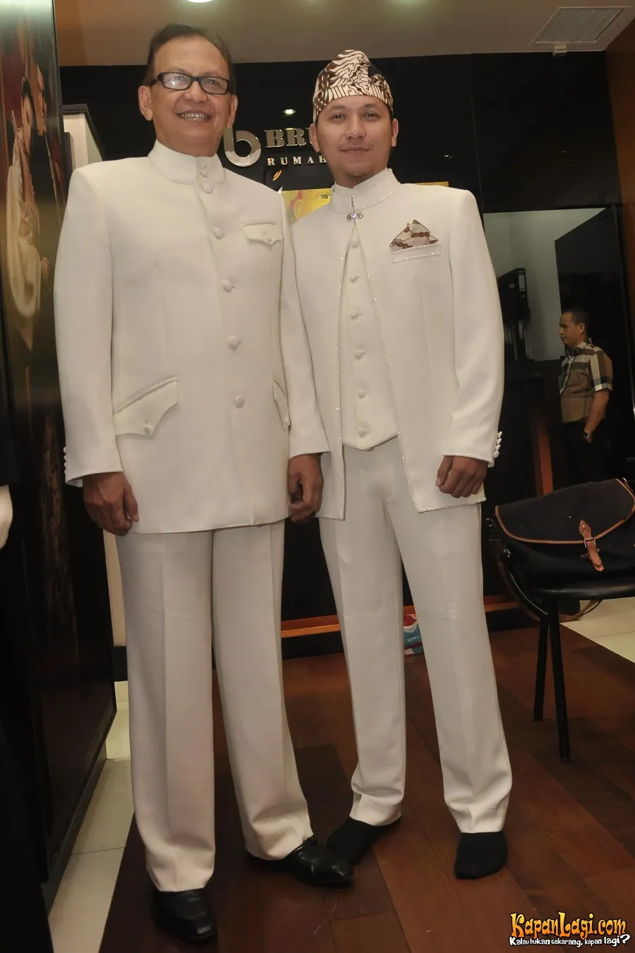 Baju yang dipersiapkan ibu Gading Marten ketinggalan.