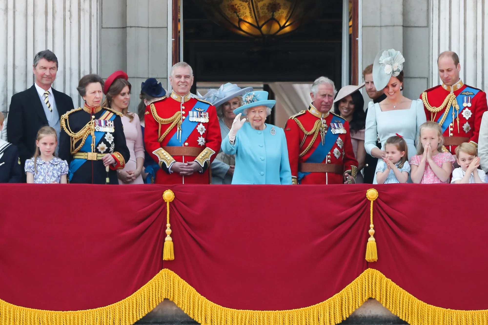 Seluruh anggota keluarga Kerajaan Inggris menyapa rakyat di balkon Istana Buckingham. © AFP