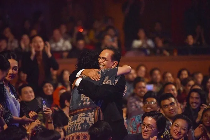 Roy Marten beri pelukan pada Gading (credit: instagram.com/gadiiing) diambil 10/12/2018 pukul 15.00