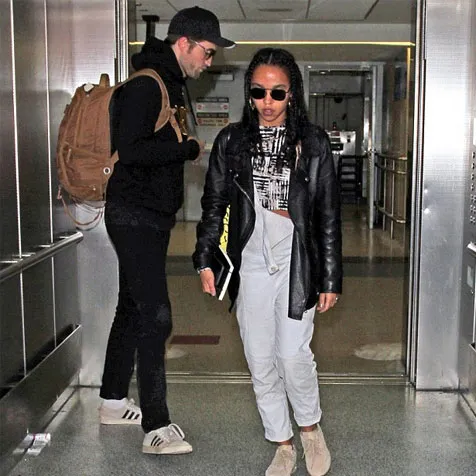 Robert Pattinson tertangkap kamera bareng FKA © Daily Mail