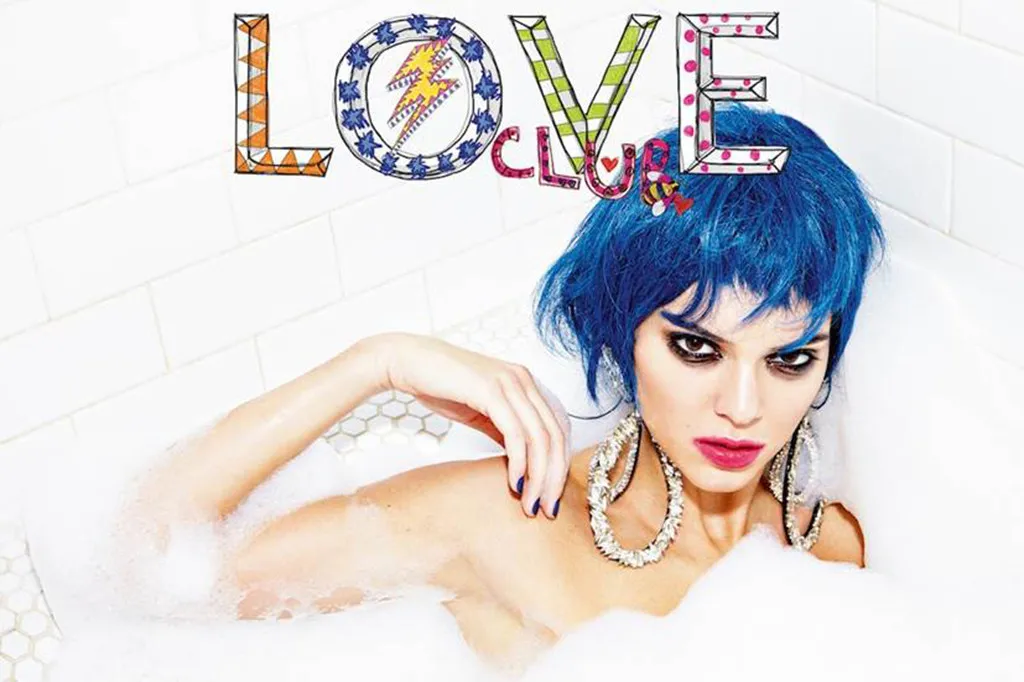 Kendall Jenner cerita kegeramannya dengan paparazzi/©Carin Backoff/Love Magazine via eonline.com