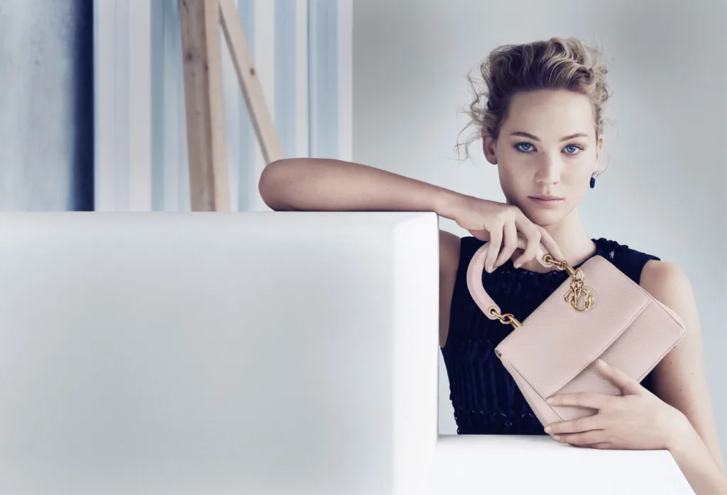 Jennifer Lawrence jadi model tas Dior © Dior