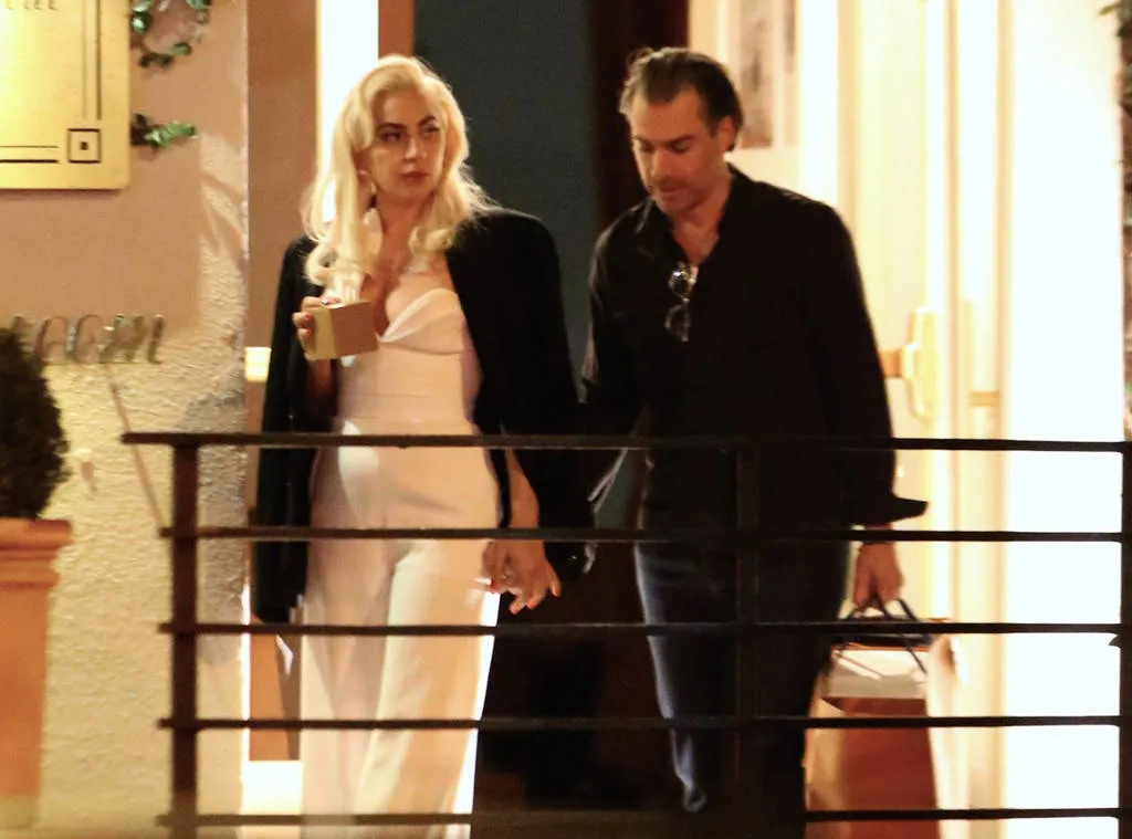 Lady Gaga mesra dengan pacar baru © Splashnews.com via eonline.com