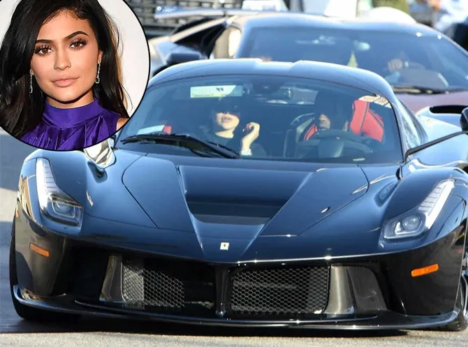 Kylie dan Travis dalam mobil barunya (credit: dailymail.com)