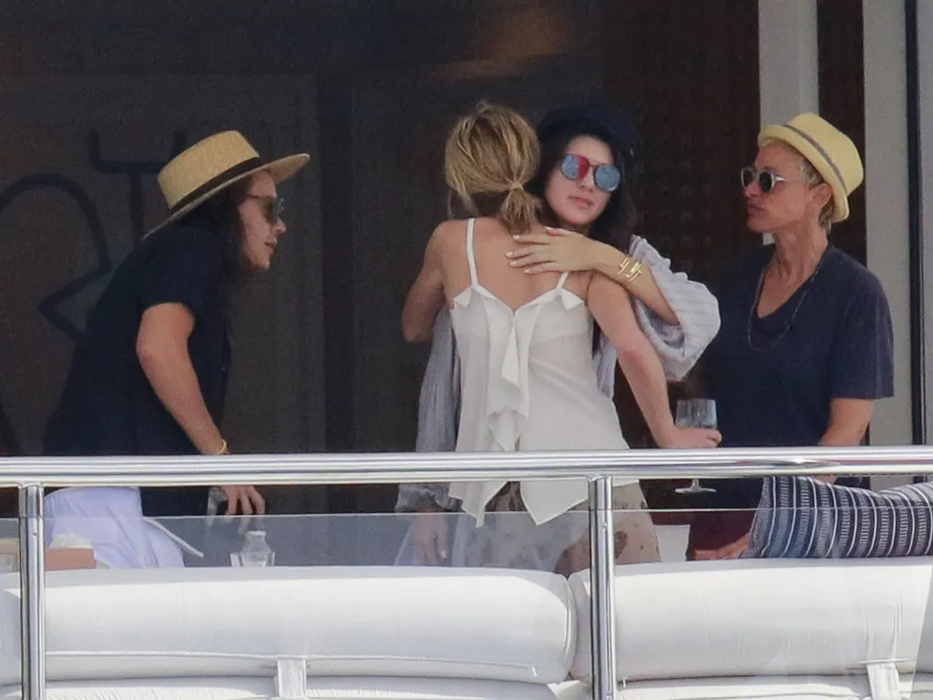 Double date bareng Ellen & Portia di atas yacht/Splashnews via eonline.com