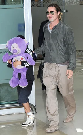 Brad Pitt dan Pax di Korea Selatan. @eonline.com