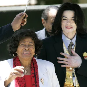 Michael Jackson dan Katherine Jackson. @eonline