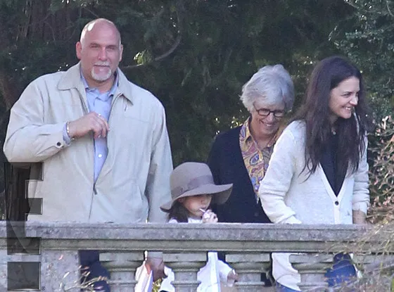 Suri dan keluarga. foto: eonline.