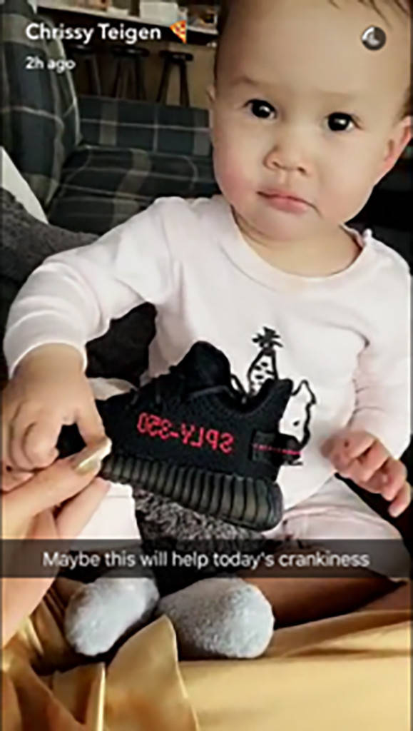 Baby Luna dapat kado sepatu dari North dan Saint West © Snapchat/Chrissy Teigen