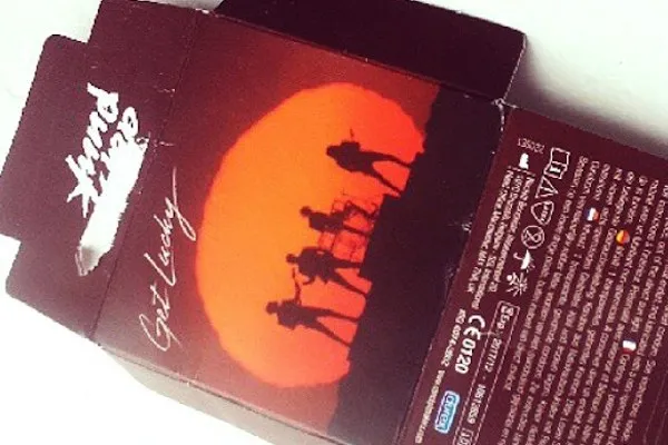 Alat kontrasepsi dengan pembungkus ala Daft Punk. @elitedaily.com