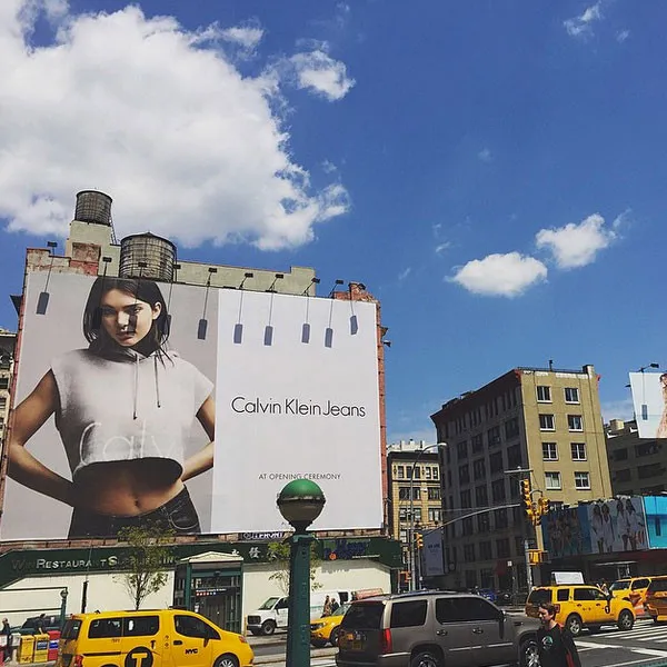 Billboard campaign Kendall Jenner diganti © Instagram/Kendall Jenner