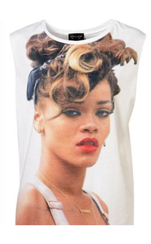 Foto Rihanna sebagai design baju